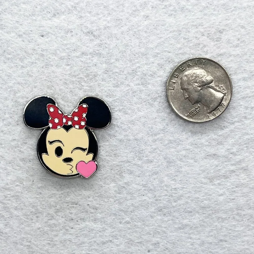 🔮 5/$25 Disney Minnie Mouse Kiss Emoji Pin‎